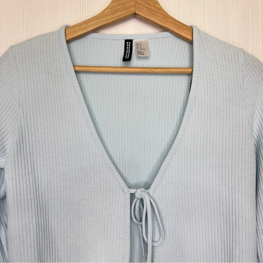 H & M Divided light blue cropped top size M - Picture 2 of 6